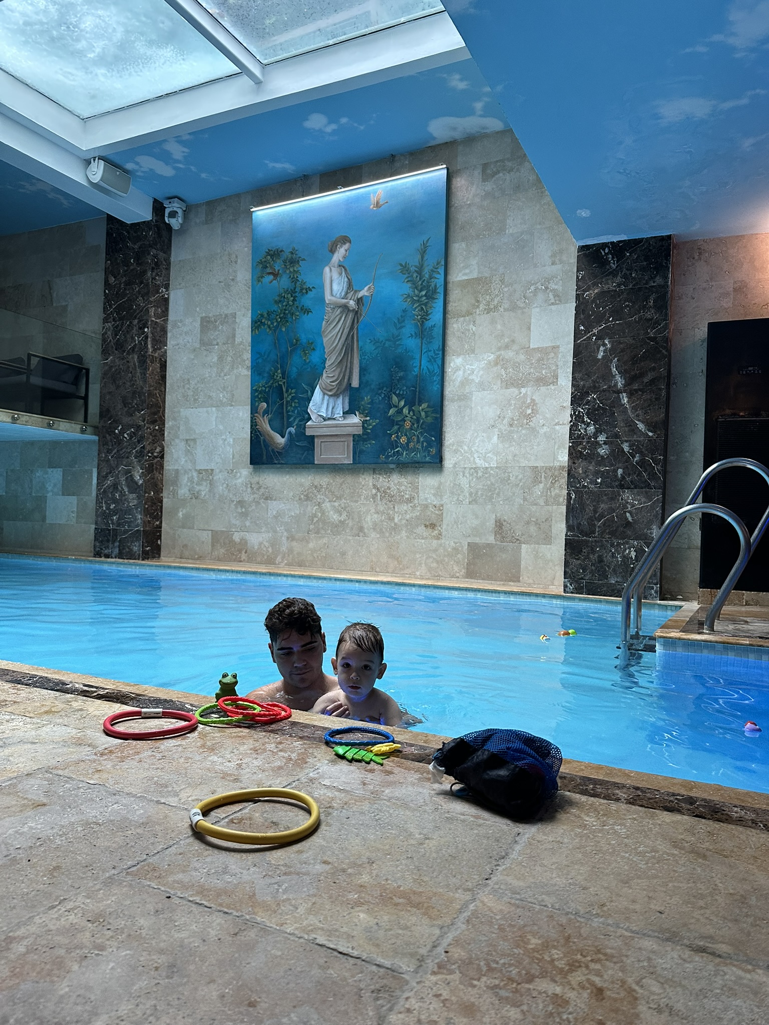 bebelus-in-piscina-impreuna-cu-antrenor